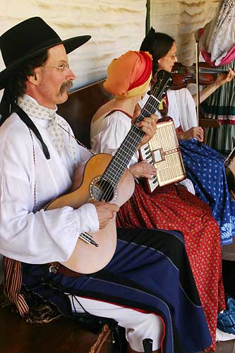 Los californios
            peforming at Stagecoach days, from left: David Swarens, Janet Martini, and Vykki Mende
            Gray